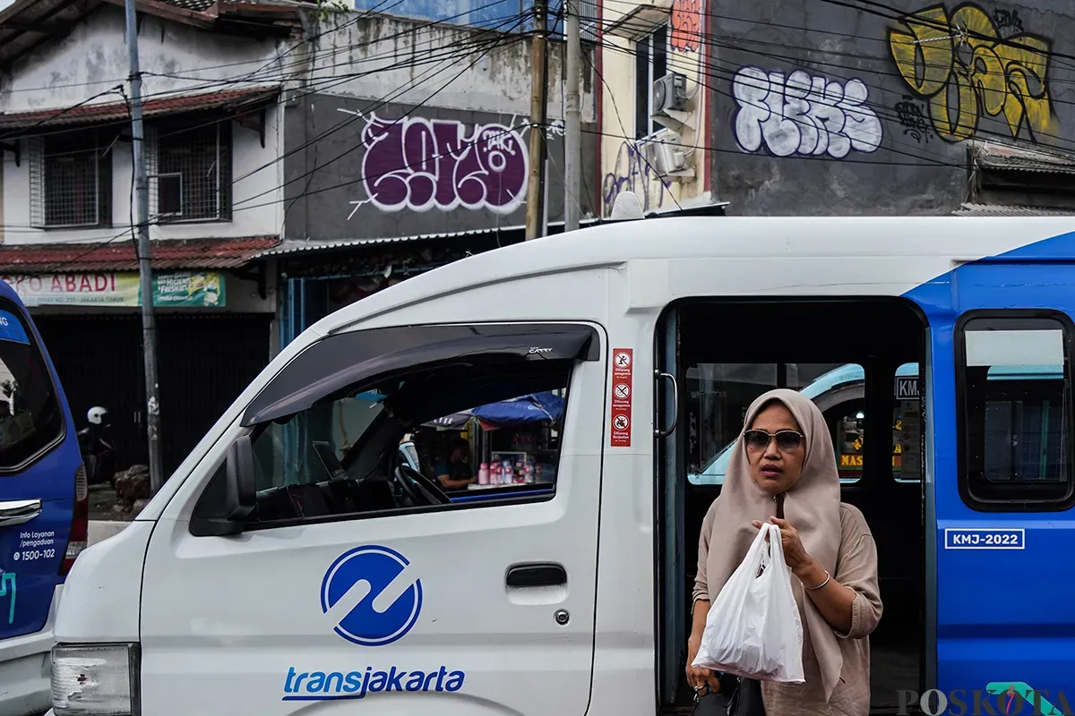 Angkutan Mikrotrans JakLingko ketika mangkal di terminal dan melintas di Kampung Melayu, Jakarta Timur, Minggu, 18 Mei 2025. (Sumber: Poskota/Bilal Nugraha Ginanjar)