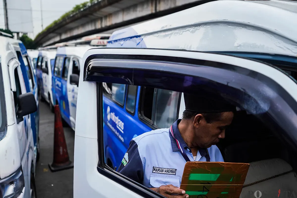 Angkutan Mikrotrans JakLingko ketika mangkal di terminal dan melintas di Kampung Melayu, Jakarta Timur, Minggu, 18 Mei 2025. (Sumber: Poskota/Bilal Nugraha Ginanjar)