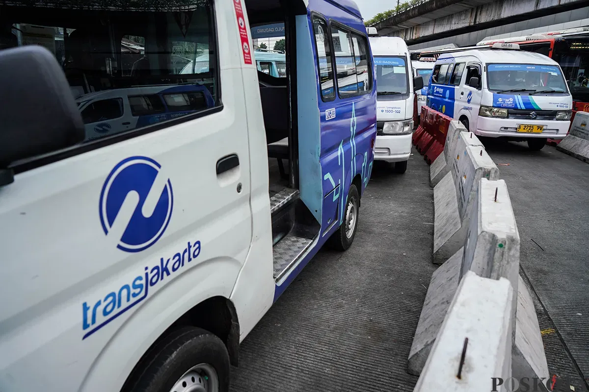 Angkutan Mikrotrans JakLingko ketika mangkal di terminal dan melintas di Kampung Melayu, Jakarta Timur, Minggu, 18 Mei 2025. (Sumber: Poskota/Bilal Nugraha Ginanjar)