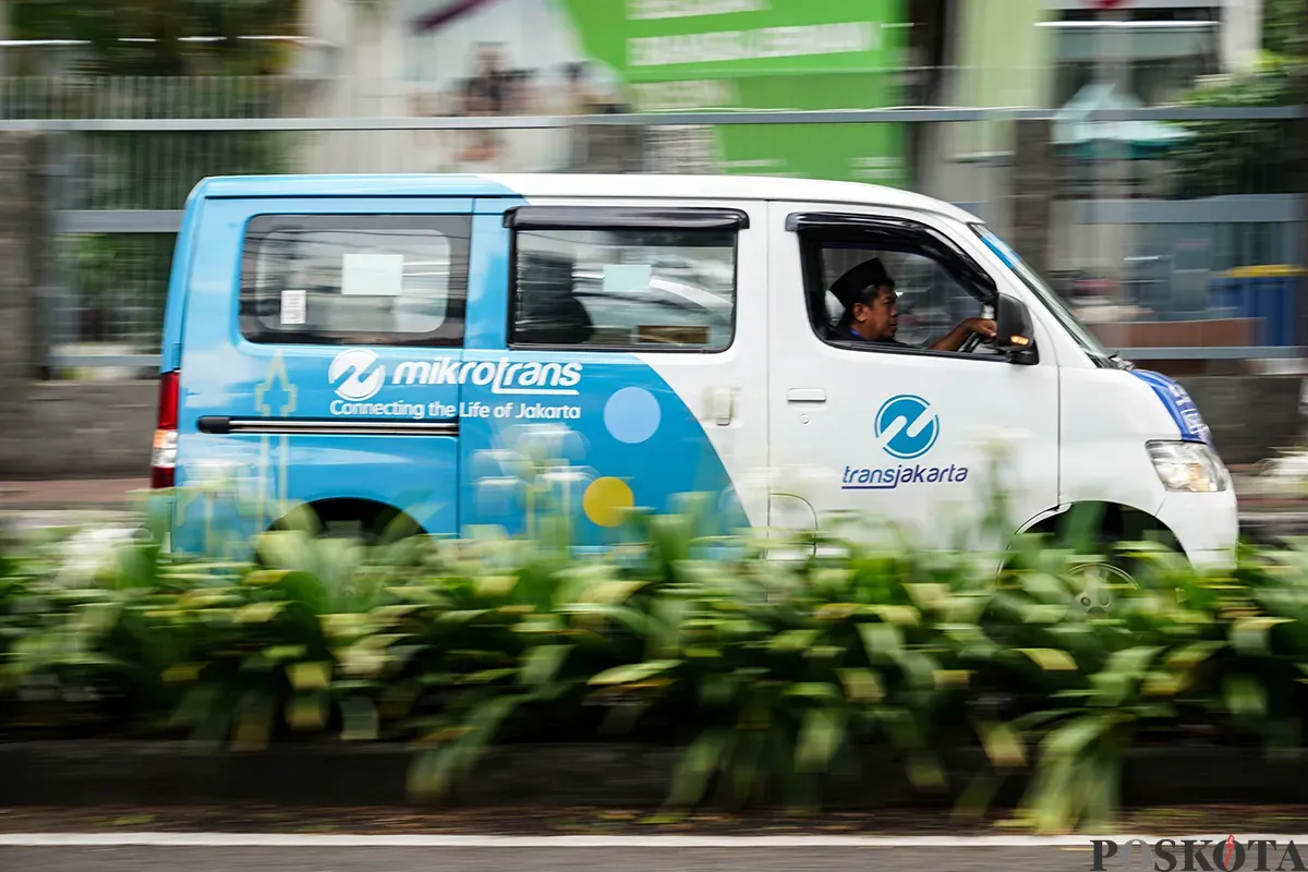Angkutan Mikrotrans JakLingko ketika mangkal di terminal dan melintas di Kampung Melayu, Jakarta Timur, Minggu, 18 Mei 2025. (Sumber: Poskota/Bilal Nugraha Ginanjar)