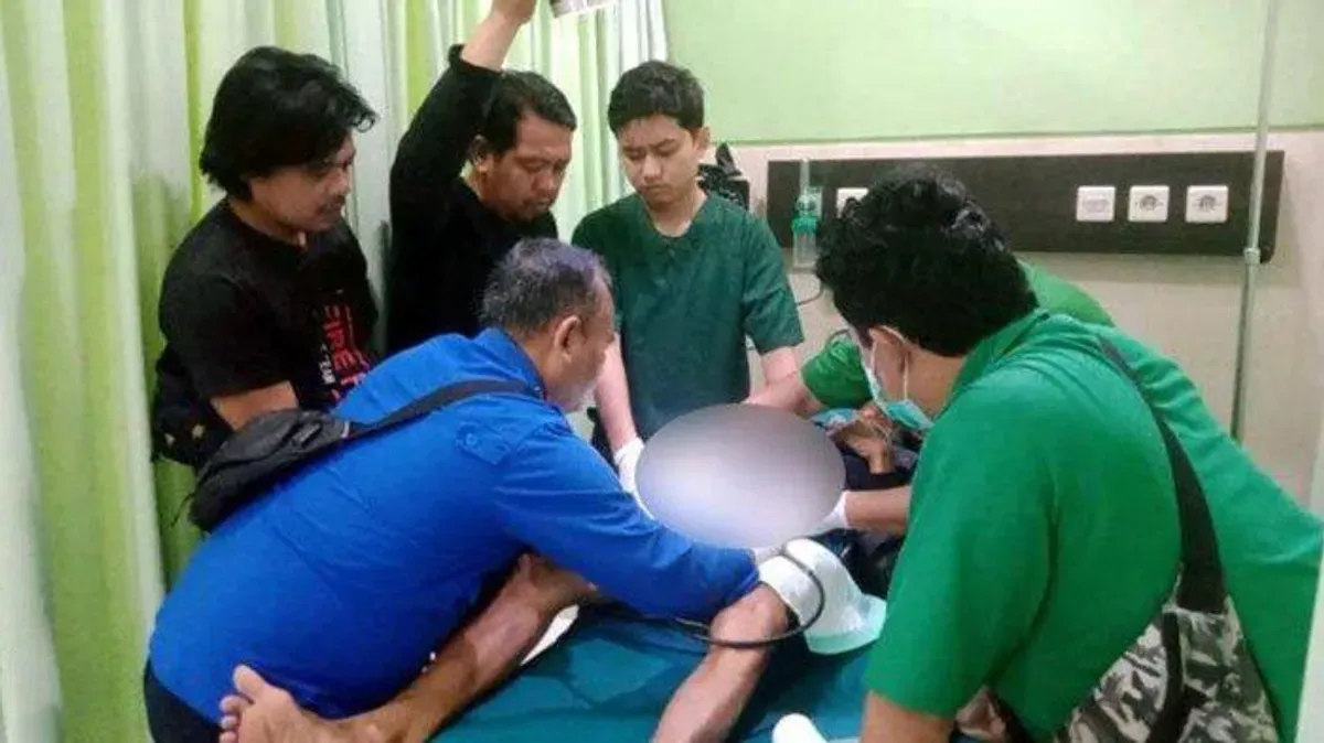 Kakek Suroso mendapatkan pertolongan medis dari petugas Damkar setelah alat vitalnya terjepit paralon.