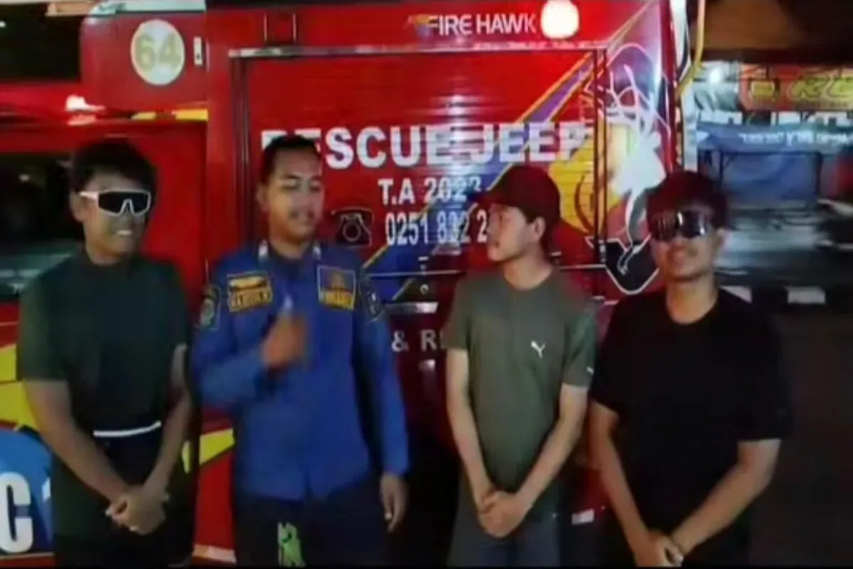 Petugas Pemadam Kota Bogor bersama Tiga Pemuda yang Kehabisan Uang untuk Pulang saat Lari Malam pada Sabtu, 17 Mei 2025. (Sumber: Damkar Bogor)