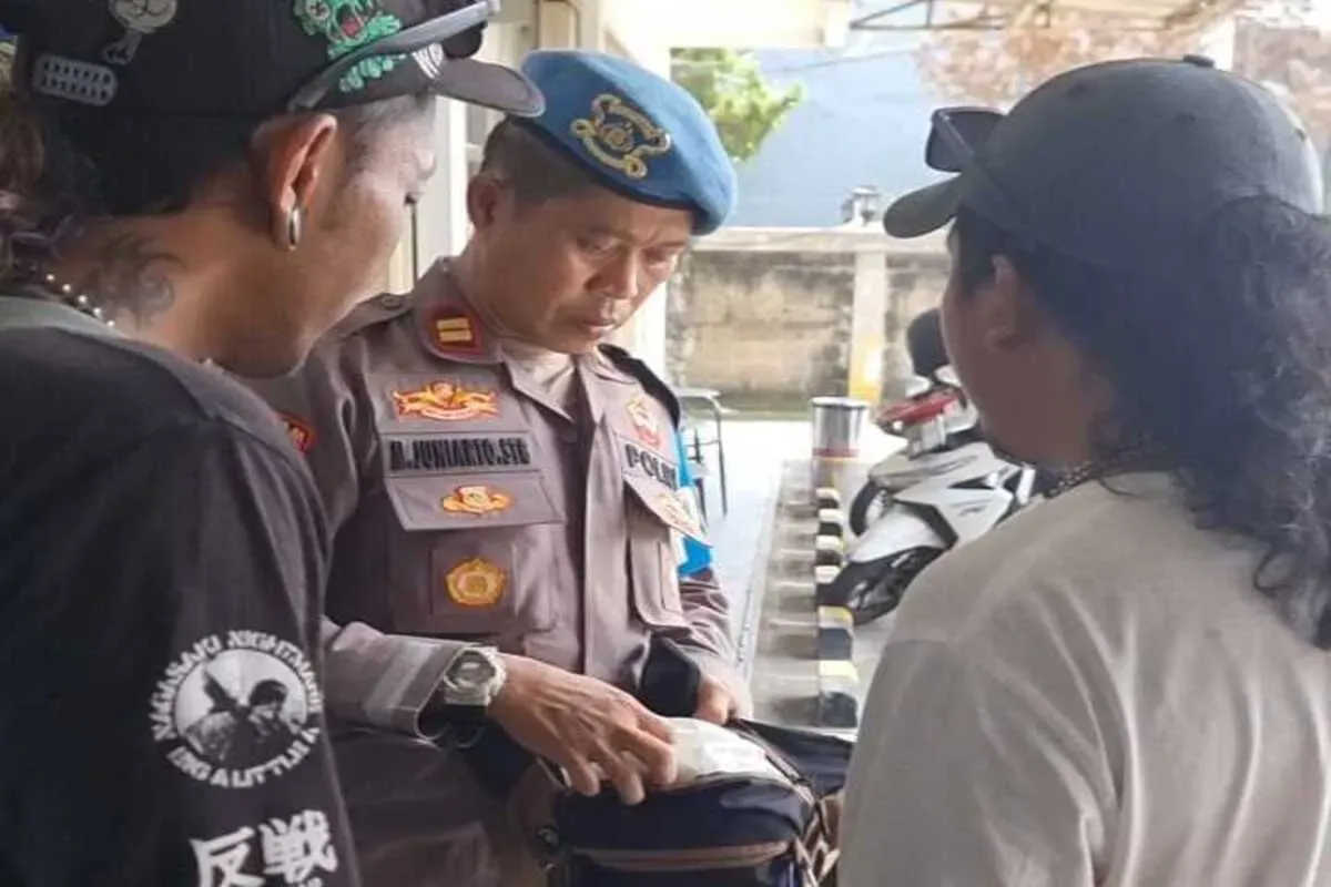 Polisi mengamankan obat keras dari tangan seorang jukir liar bersama kedua orang lainnya dalam Operasi Berantas Jaya 2015 di Cinere, Kota Depok. (Sumber: Humas Polsek Cinere)