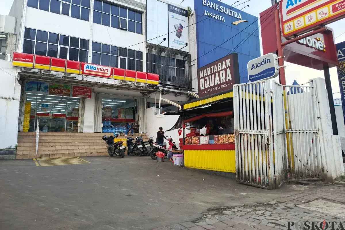 Minimarket di Jalan KH Mas Mansyur, Tanah Abang, Jakarta Pusat yang jadi lokasi perampokan, Kamis, 15 Mei 2025. (Sumber: Poskota/Ali Mansur)