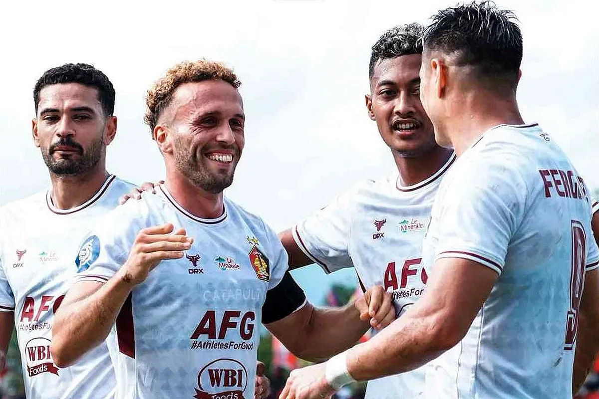 Para pemain Persik Kediri merayakan gol yang dicetak Ze Valente ke gawang Semen Padang pada pekan 33 Liga 1 musim 2024-25. (Sumber: Instagram @persikfcofficial)