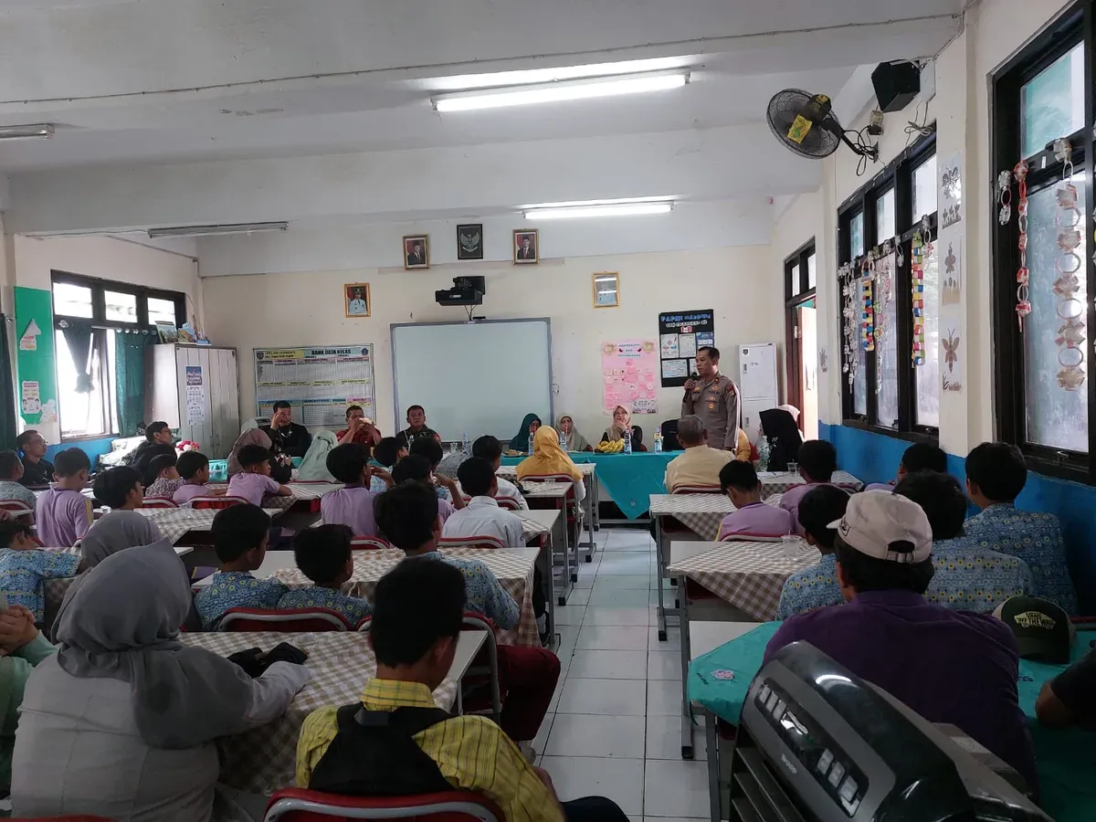 Didamping para orang tua, Kapolsek Cimanggis Kompol Jupriono memberikan penyuluhan dan pembinaan terhadap anak SD terlibat tawuran di Cilangkap, Kota Depok. (Sumber: Polsek Cimanggis)
