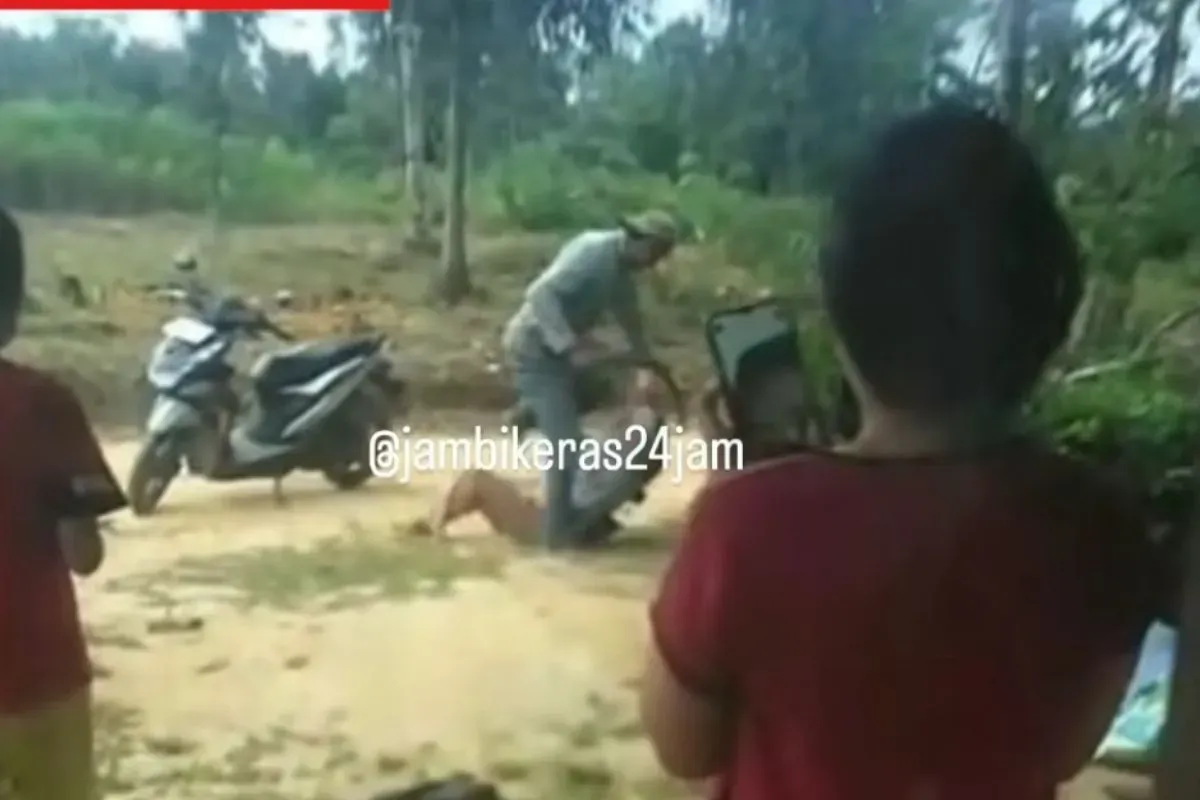 Momen seorang suami diduga melakukan penganiayaan dan ancaman kepada istrinya menggunakan celurit. (Sumber: Tangkap Layar Instagram/@jambikeras24jam)