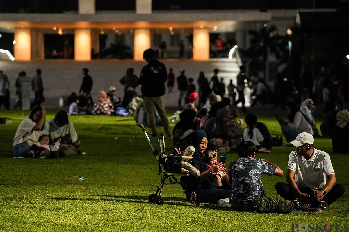 Sejumlah warga menikmati sejumlah fasilitas yang ada di Taman Lapangan Banteng, Jakarta, Minggu, 18 Mei 2025 (malam). (Sumber: Poskota/Bilal Nugraha Ginanjar)