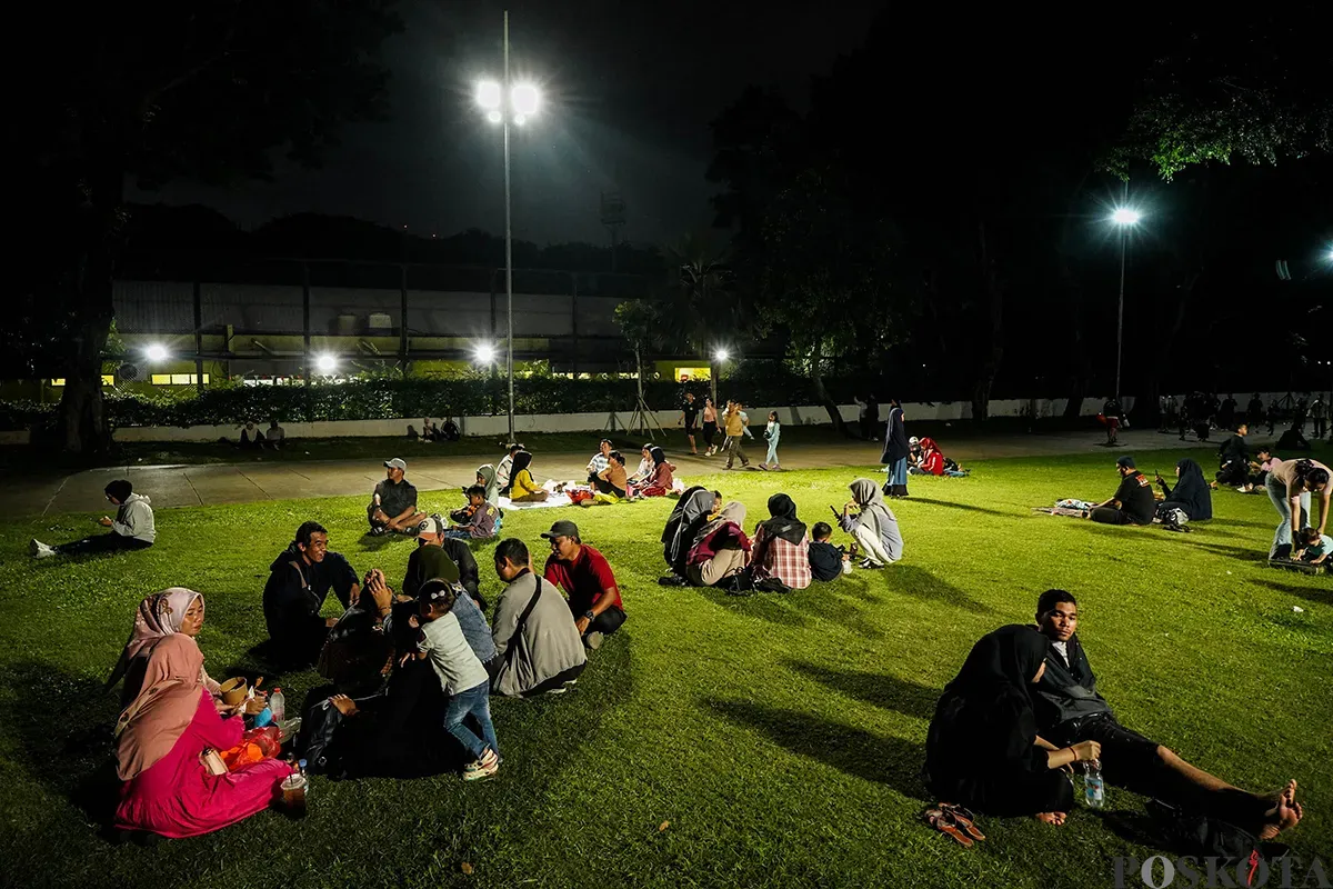 Sejumlah warga menikmati sejumlah fasilitas yang ada di Taman Lapangan Banteng, Jakarta, Minggu, 18 Mei 2025 (malam). (Sumber: Poskota/Bilal Nugraha Ginanjar)