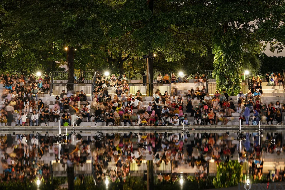 Sejumlah warga menikmati sejumlah fasilitas yang ada di Taman Lapangan Banteng, Jakarta, Minggu, 18 Mei 2025 (malam). (Sumber: Poskota/Bilal Nugraha Ginanjar)