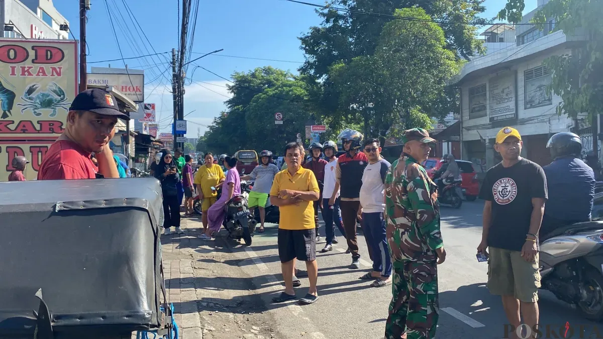 Sejumlah warga berkerumun di TKP tukang becak ditemukan meninggal dunia di Jalan Otista, Kecamatan Karawaci, Kota Tangerang, Minggu, 18 Mei 2025. (Sumber: Poskota/Primayanti Juli Kumala Manalu)