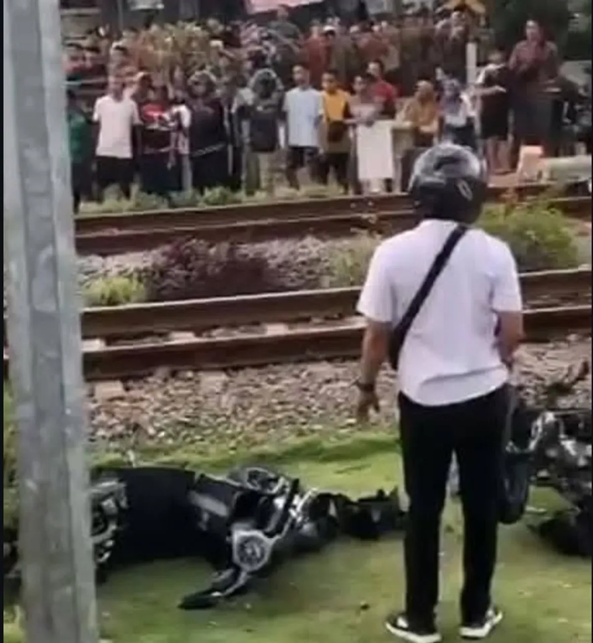 KA Malioboro Express tabrak 7 kendaraan di perlintasan Kelurahan Mangge, Magetan. 4 orang tewas, 3 luka. Diduga palang pintu terbuka saat kereta belum sepenuhnya lewat. (Sumber: Capture Instagram @arpah_prizensa)
