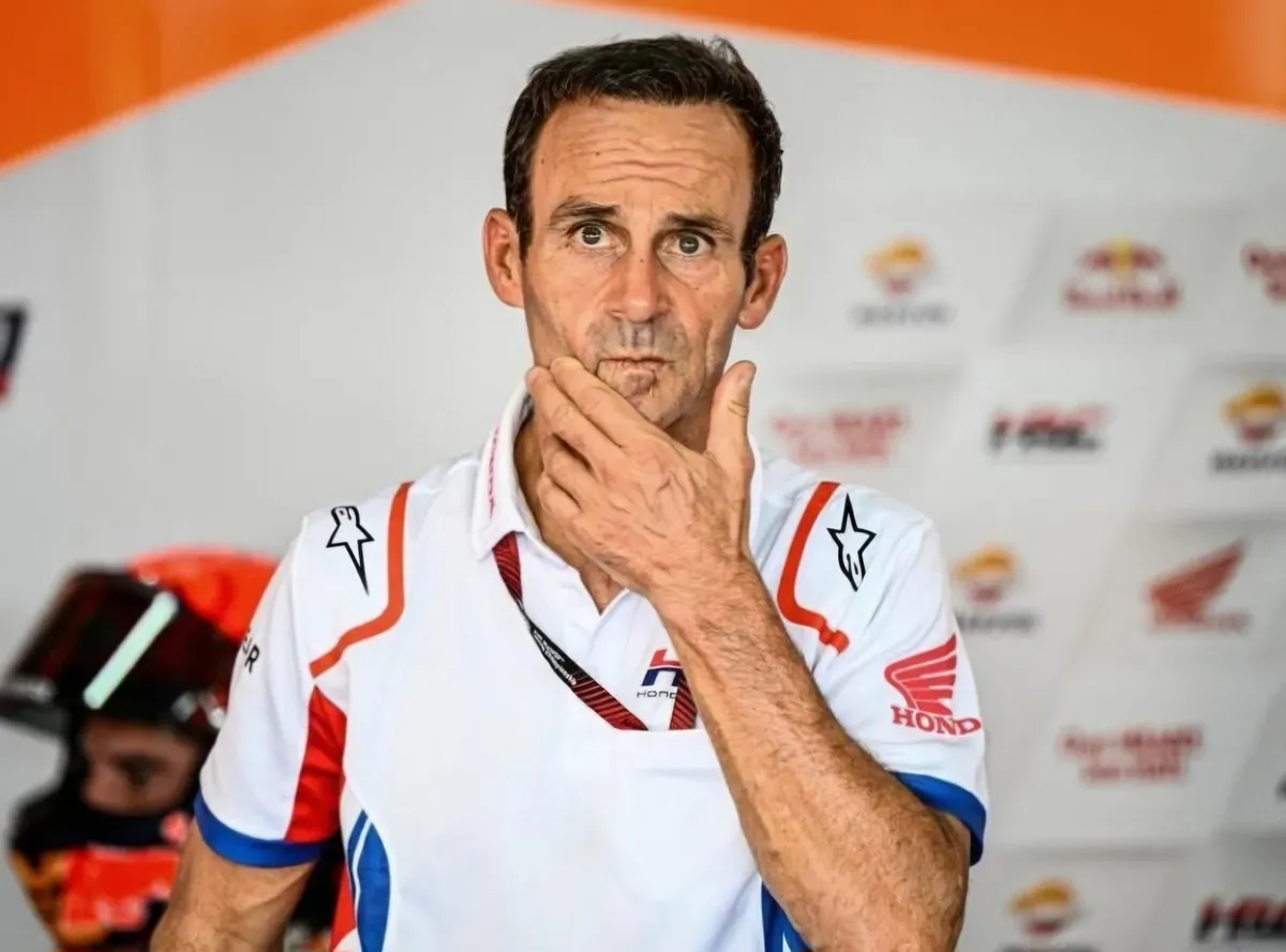 Alberto Puig dikabarkan tengah mempertimbangkan mundur dari jabatannya sebagai Manajer Tim Repsol Honda. (Sumber: @motosan_es)