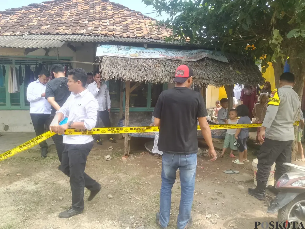 Personel Satreskrim Polres Serang dan Polsek Carenang mengamankan lokasi kejadian untuk penyelidikan terkait kasus penusukan yang mewaskan Misri. (Sumber: Polsek Carenang)