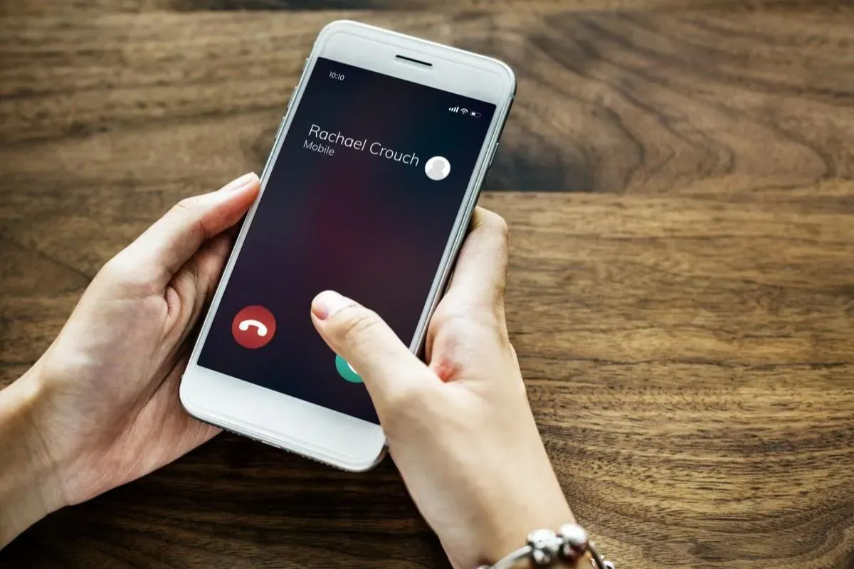 DC pinjol melakukan penagihan via telepon. (Sumber: PxHere)