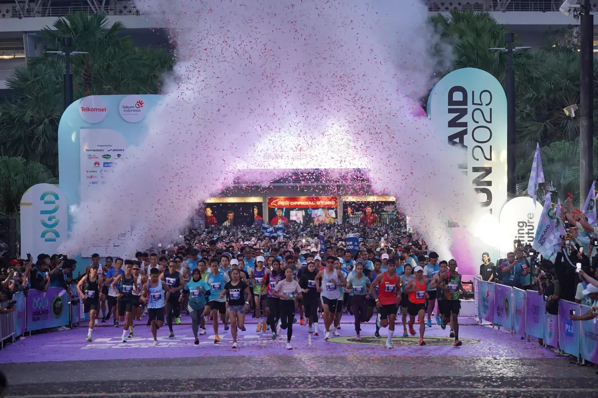 Para peserta Digiland Run 2025 mulai berlari setelah flag off Digiland Run 2025. (Sumber: Dok. Telkom Indonesia)