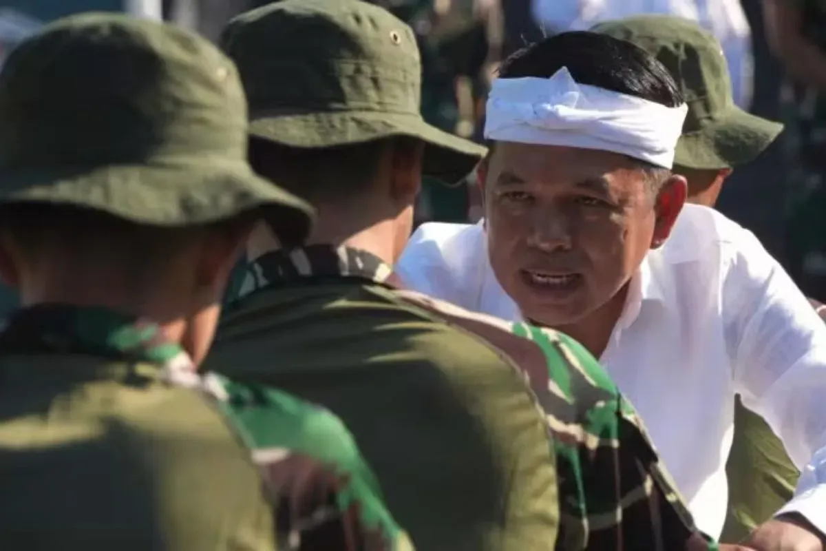 Gubernur Jawa Barat Dedi Mulyadi (kanan) bersama para siswa yang menjalani pelatihan militer selama 14 hari pada tanggal 3 Mei 2025. (Sumber: Pemerintah Jawa Barat)