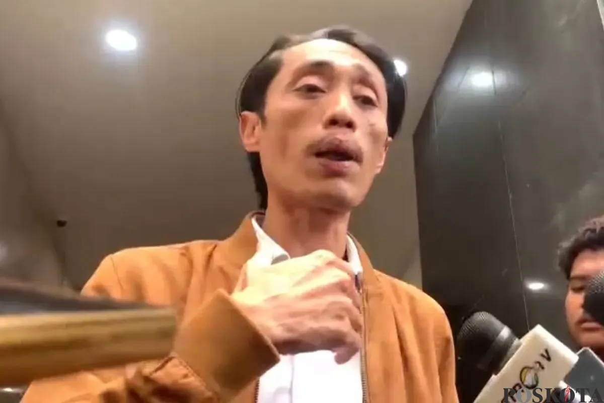 Kader Partai Solidaritas Indonesia (PSI) Dian Sandi Utama, saat ditemui setelah menjalani pemeriksaan di Polda Metro Jaya, Senin, 19 Mei 2025. (Sumber: Poskota/Ali Mansur)