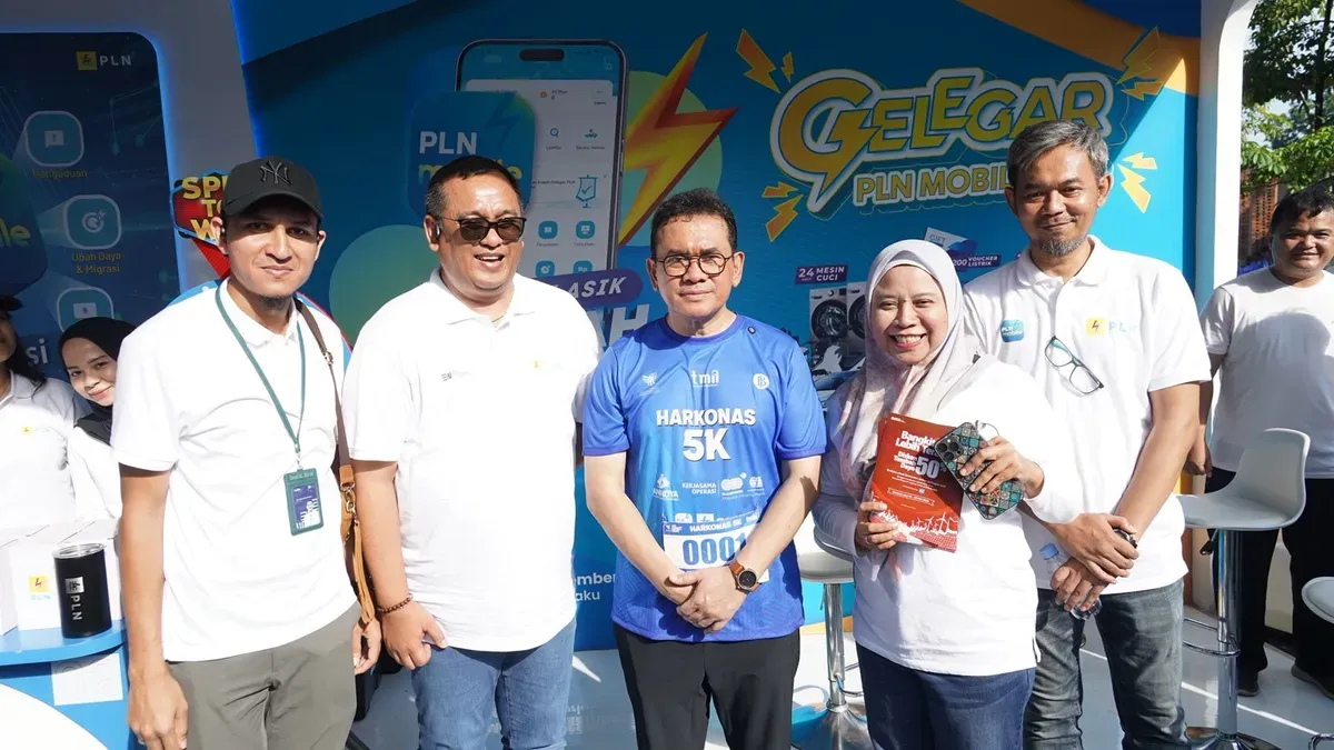 Menteri Perdagangan, Budi Santoso (baju biru) mengapresiasi PLN atas inovasi aplikasi PLN Mobile pada acara perayaan Hari Konsumen Nasional di TMII, Minggu, 18 Mei 2025. (Sumber: Dok. PLN UID Jakarta Raya)