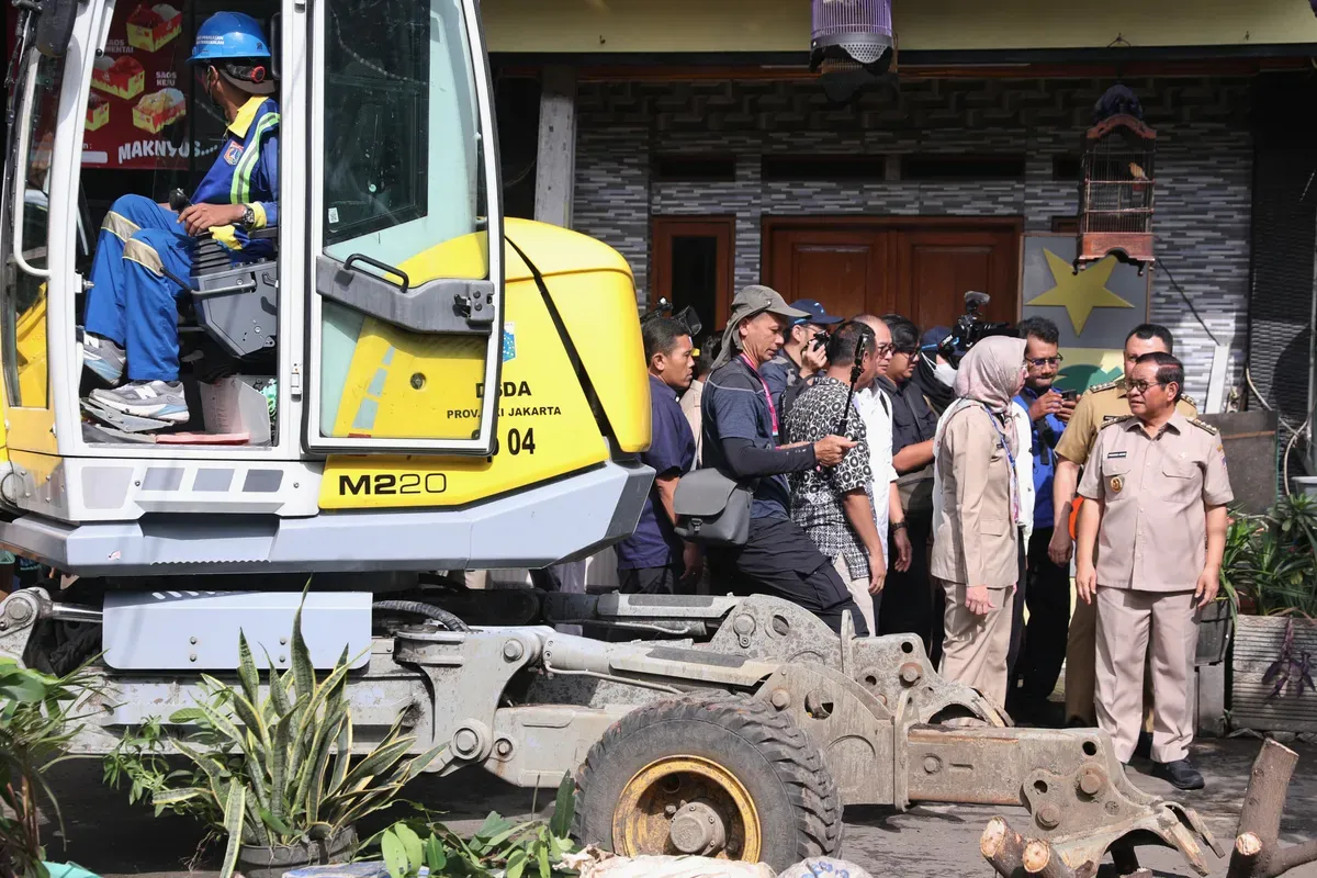 Gubernur Jakarta, Pramono Anung, meninjau pengerukan kali Cakung Lama di Kelapa Gading, Jakarta Utara, Senin, 19 Mei 2025. (Sumber: Dok. Kominfotik Pemprov Jakarta)