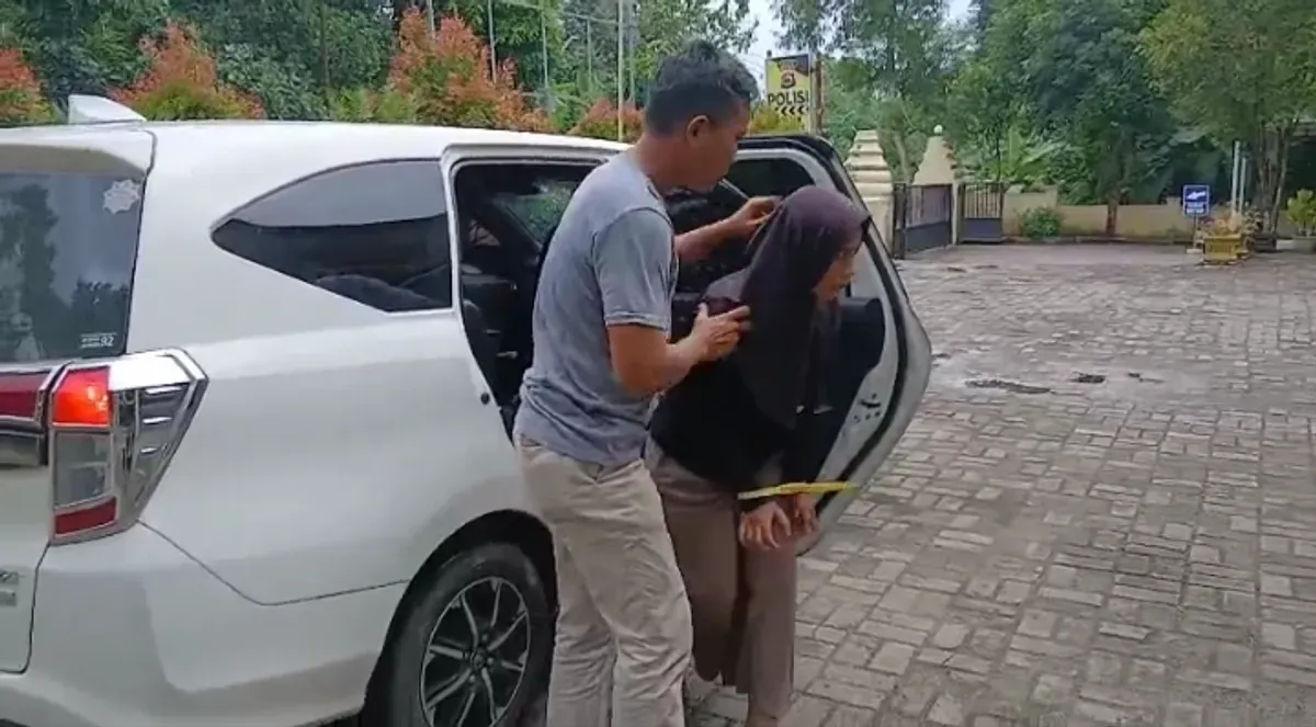Tersangka PP tiba di Mapolsek Cikeusal usai diamankan di rumahnya terkait kasus dugaan penipuan pencari kerja. (Sumber: Dok. Polsek Cikeusal)