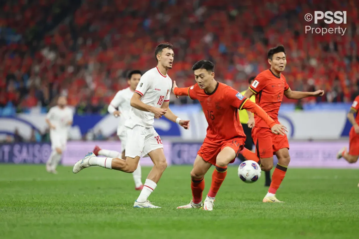Aksi Jiang Shenglong (16) di laga Timnas China vs Indonesia pada kualifikasi Piala Dunia 2026 zona Asia. (Sumber: PSSI)