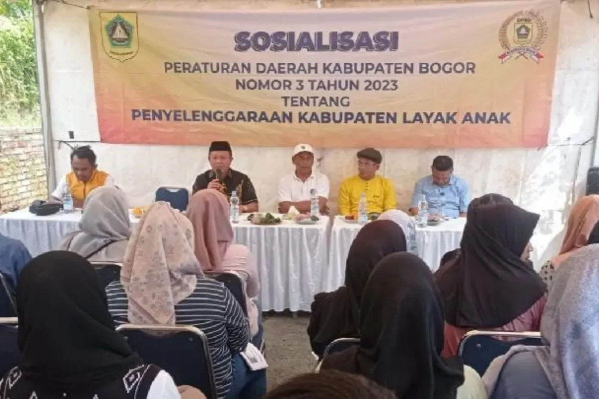 Sosialisasi Perda Kabupaten Bogor Nomor 3 Tahun 2023 di halaman Kantor Desa Sukajadi, Kecamatan Tamansari. (Sumber: Dok. DPRD Kabupaten Bogor)