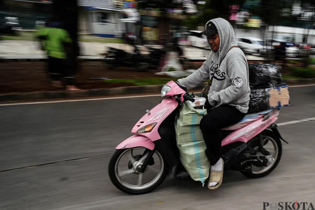 Sejumlah petugas kurir mengantar paket barang ke pemesan yang dibawa dari gudang jasa pelayanan pengiriman barang di kawasan Tanjung Priok, Jakarta, Senin, 19 Mei 2025. (Sumber: Poskota/Bilal Nugraha Ginanjar)