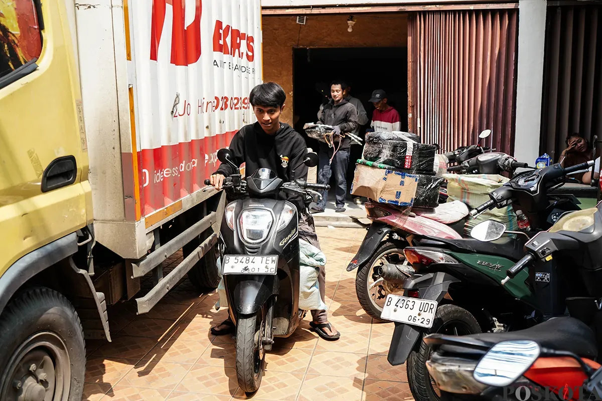 Sejumlah petugas kurir menyortir paket barang di gudang jasa pelayanan pengiriman barang di kawasan Tanjung Priok, Jakarta, Senin, 19 Mei 2025. (Sumber: Poskota/Bilal Nugraha Ginanjar)