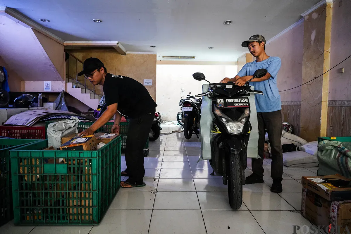 Sejumlah petugas kurir menyortir paket barang di gudang jasa pelayanan pengiriman barang di kawasan Tanjung Priok, Jakarta, Senin, 19 Mei 2025. (Sumber: Poskota/Bilal Nugraha Ginanjar)