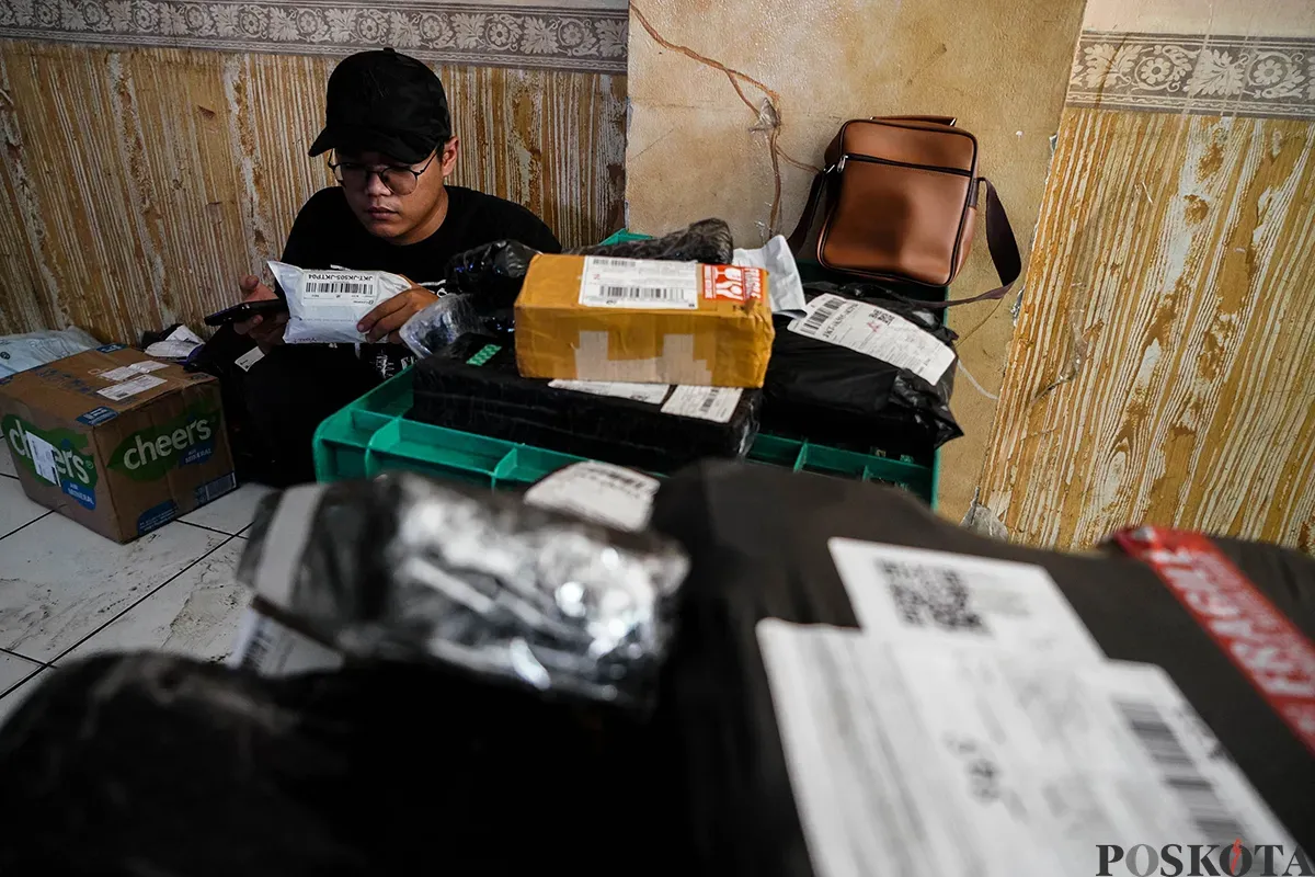 Sejumlah petugas kurir menyortir paket barang di gudang jasa pelayanan pengiriman barang di kawasan Tanjung Priok, Jakarta, Senin, 19 Mei 2025. (Sumber: Poskota/Bilal Nugraha Ginanjar)