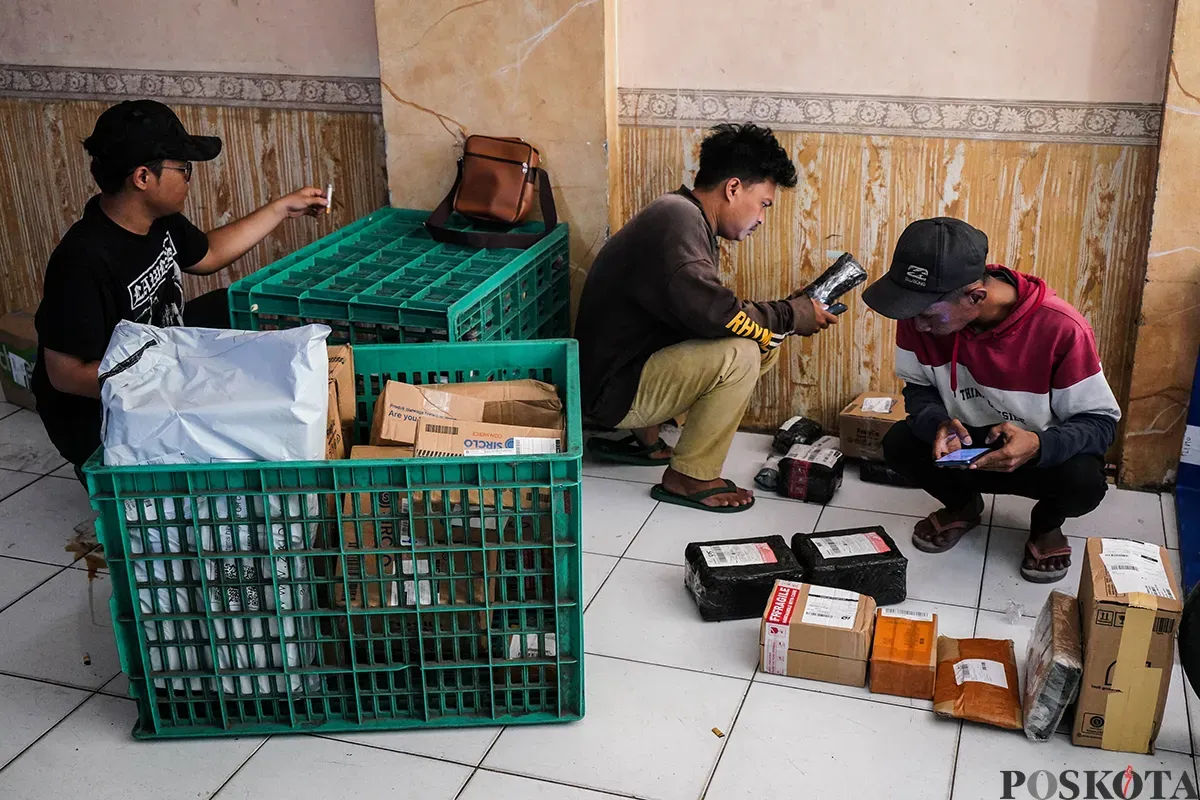 Sejumlah petugas kurir menyortir paket barang di gudang jasa pelayanan pengiriman barang di kawasan Tanjung Priok, Jakarta, Senin, 19 Mei 2025. (Sumber: Poskota/Bilal Nugraha Ginanjar)