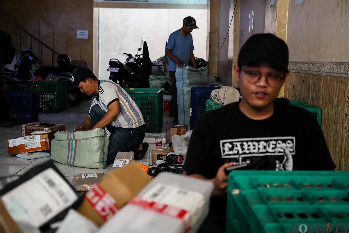 Sejumlah petugas kurir menyortir paket barang di gudang jasa pelayanan pengiriman barang di kawasan Tanjung Priok, Jakarta, Senin, 19 Mei 2025. (Sumber: Poskota/Bilal Nugraha Ginanjar)