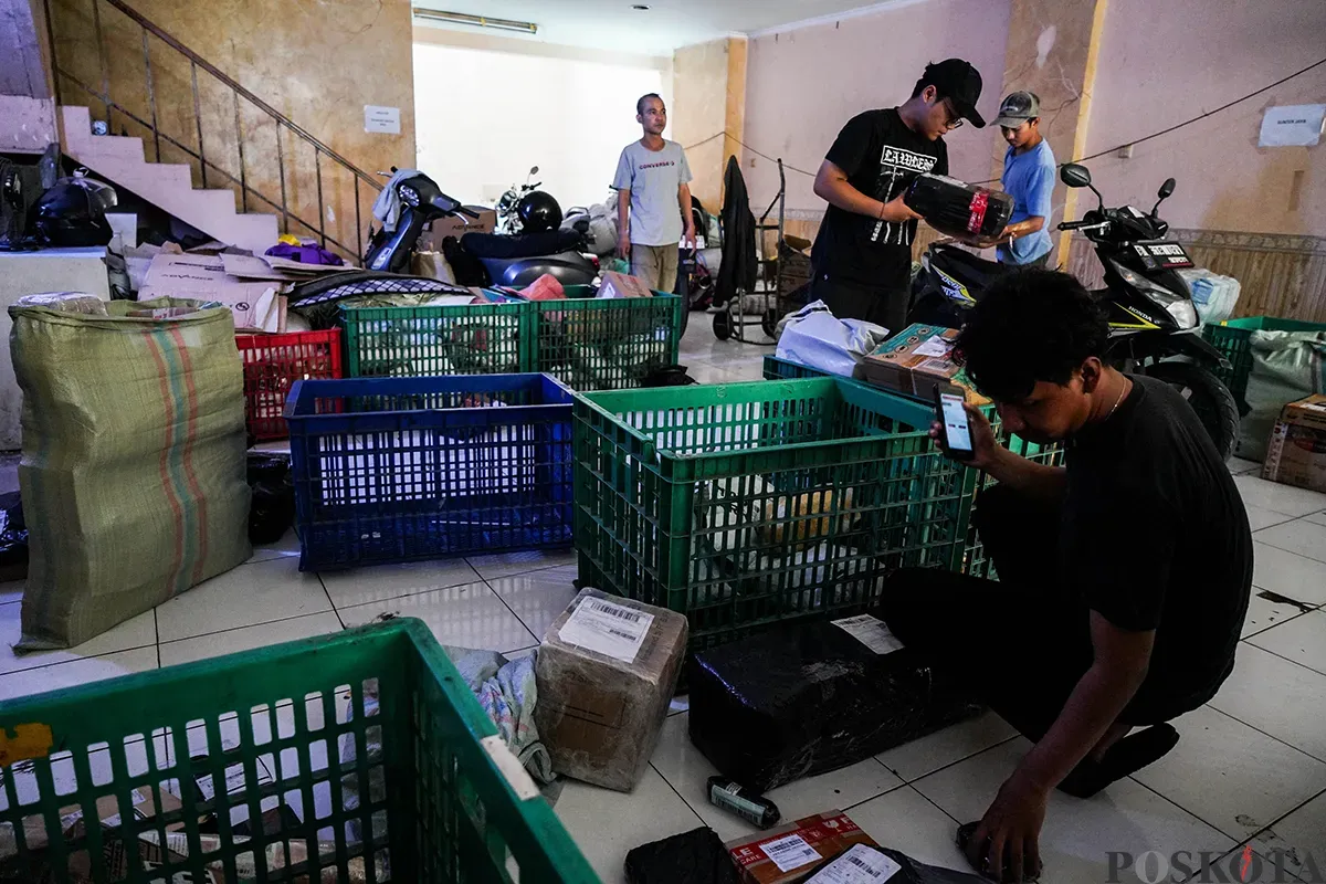 Sejumlah petugas kurir menyortir paket barang di gudang jasa pelayanan pengiriman barang di kawasan Tanjung Priok, Jakarta, Senin, 19 Mei 2025. (Sumber: Poskota/Bilal Nugraha Ginanjar)