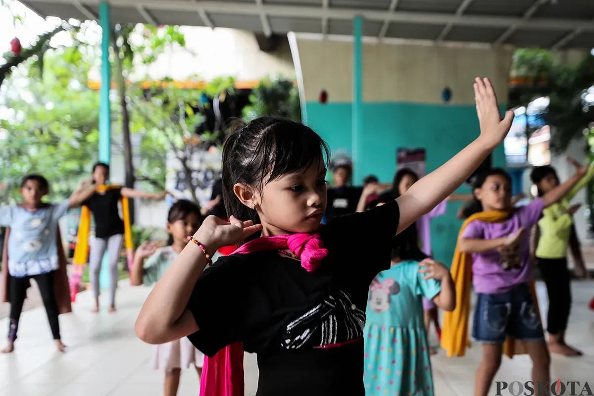 Sejumlah anak di dampingi orang tuanya, unjuk kebolehan saat mengikuti latihan tari Alap-alap Jantik di Ruang Publik Terpadu Ramah Anak (RPTRA) Karang Anyar, Sawah Besar, Jakarta, Senin, 19 Mei 2025. (Sumber: Poskota/Bilal Nugraha Ginanjar)