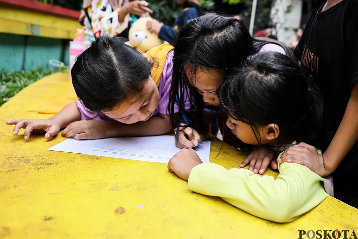 Sejumlah anak di dampingi orang tuanya, unjuk kebolehan saat mengikuti latihan tari Alap-alap Jantik di Ruang Publik Terpadu Ramah Anak (RPTRA) Karang Anyar, Sawah Besar, Jakarta, Senin, 19 Mei 2025. (Sumber: Poskota/Bilal Nugraha Ginanjar)