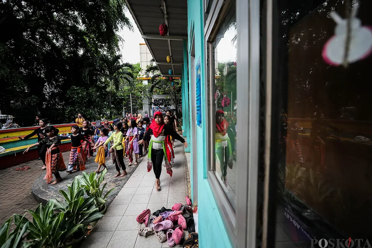 Sejumlah anak di dampingi orang tuanya, unjuk kebolehan saat mengikuti latihan tari Alap-alap Jantik di Ruang Publik Terpadu Ramah Anak (RPTRA) Karang Anyar, Sawah Besar, Jakarta, Senin, 19 Mei 2025. (Sumber: Poskota/Bilal Nugraha Ginanjar)
