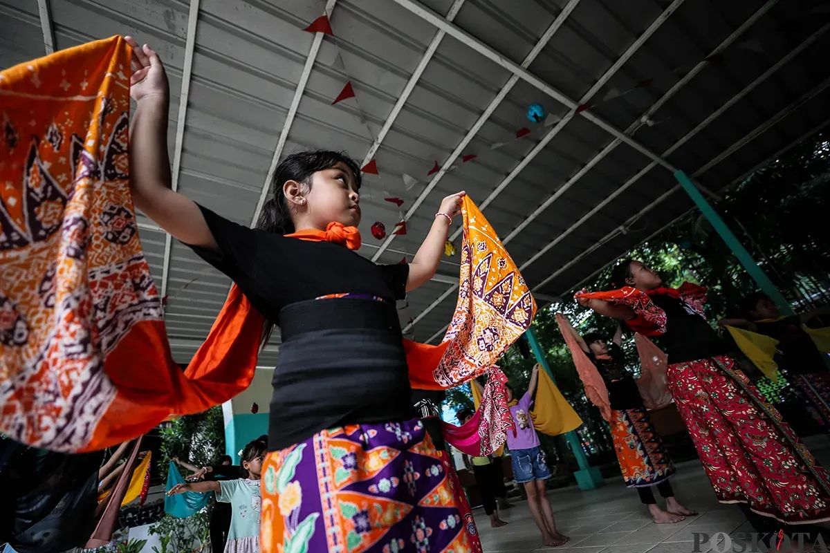 Sejumlah anak di dampingi orang tuanya, unjuk kebolehan saat mengikuti latihan tari Alap-alap Jantik di Ruang Publik Terpadu Ramah Anak (RPTRA) Karang Anyar, Sawah Besar, Jakarta, Senin, 19 Mei 2025. (Sumber: Poskota/Bilal Nugraha Ginanjar)