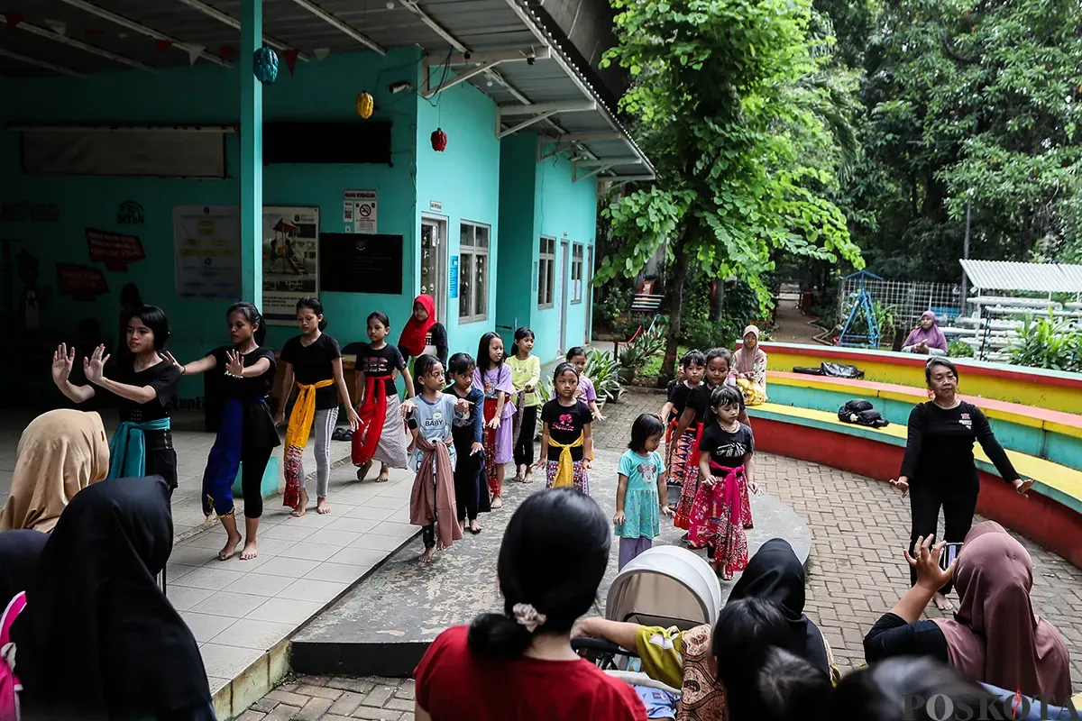 Sejumlah anak di dampingi orang tuanya, unjuk kebolehan saat mengikuti latihan tari Alap-alap Jantik di Ruang Publik Terpadu Ramah Anak (RPTRA) Karang Anyar, Sawah Besar, Jakarta, Senin, 19 Mei 2025. (Sumber: Poskota/Bilal Nugraha Ginanjar)