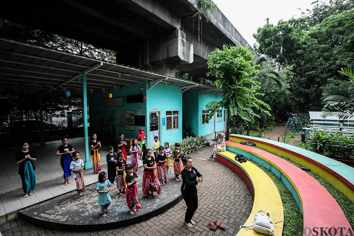 Sejumlah anak di dampingi orang tuanya, unjuk kebolehan saat mengikuti latihan tari Alap-alap Jantik di Ruang Publik Terpadu Ramah Anak (RPTRA) Karang Anyar, Sawah Besar, Jakarta, Senin, 19 Mei 2025. (Sumber: Poskota/Bilal Nugraha Ginanjar)