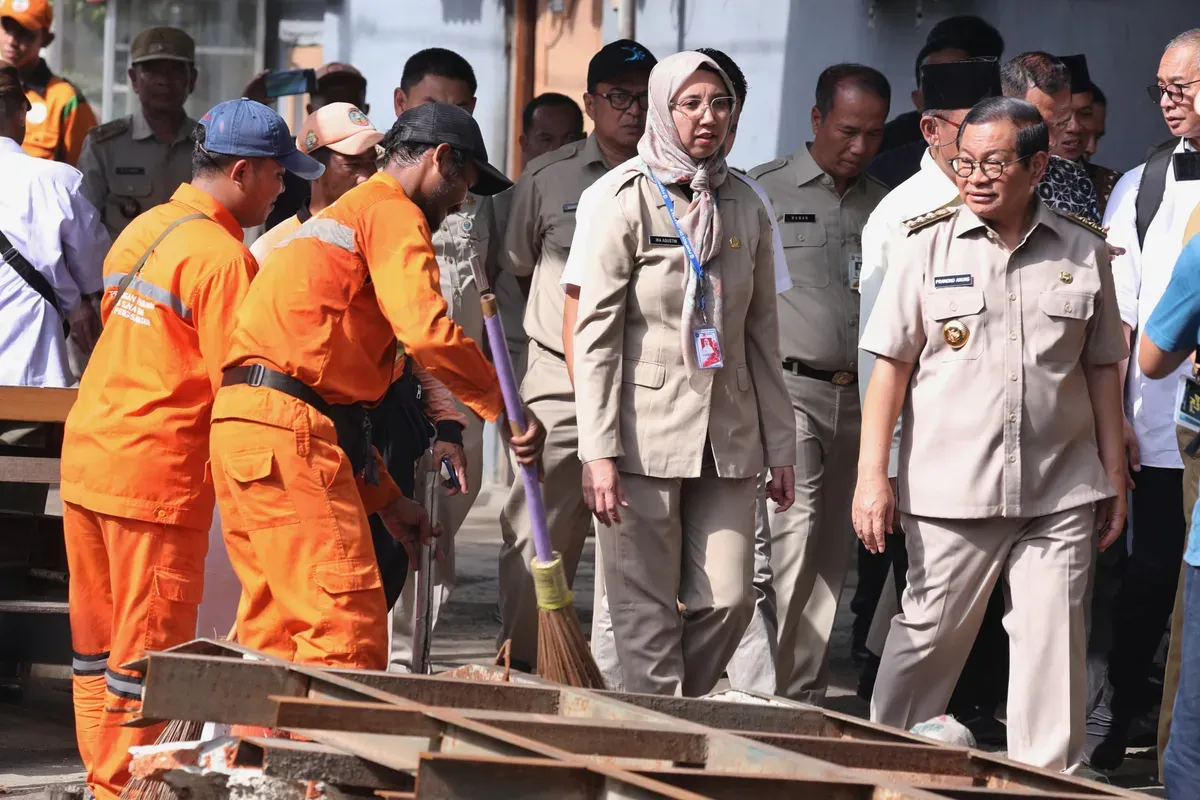 Gubernur Jakarta, Pramono Anung, meninjau pengerukan kali Cakung Lama di Kelapa Gading, Jakarta Utara, Senin, 19 Mei 2025. (Sumber: Kominfotik)