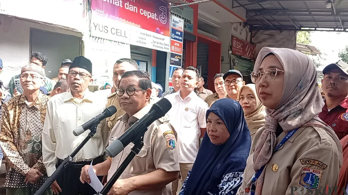 Gubernur Jakarta, Pramono Anung usai meninjau pengerukan kali Cakung Lama di Kelapa Gading, Jakut, Senin 19 Mei 2025. (Sumber: Poskota/Pandi Ramedhan)
