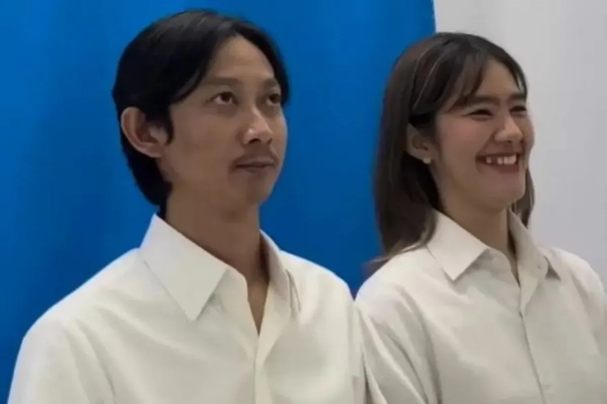 Momen pengambilan foto berlatar biru Yono Bakrie dan Vini Caroline. (Sumber: Istimewa)