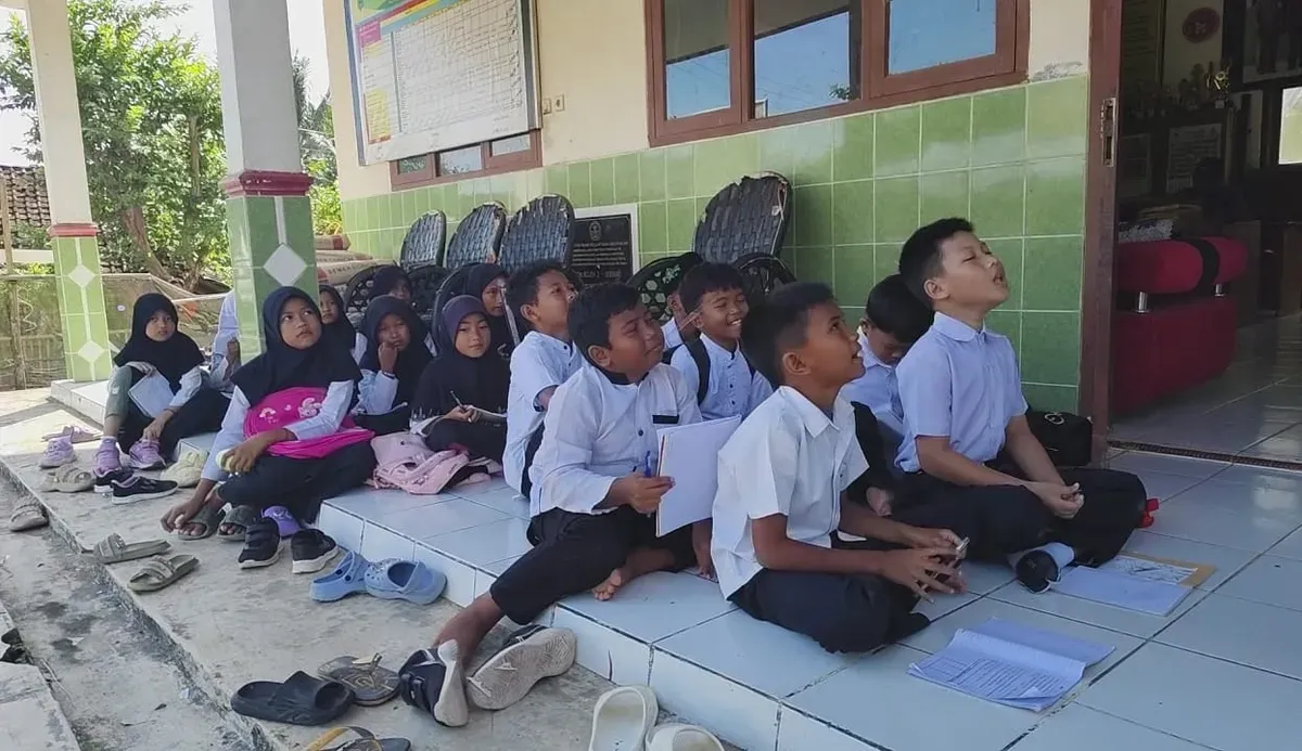 Puluhan siswa SDN Bojen 2 di Desa Bojen, Kecamatan Bojen, Kabupaten Pandeglang, saat mengikuti proses belajar di teras sekolah. (Sumber: Dok. SDN Bojen 2)
