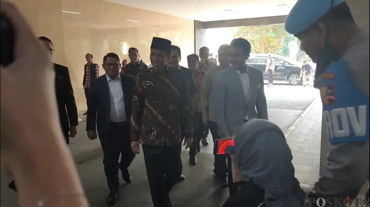 Presiden ke-7 Joko Widodo (Jokowi) memenuhi panggilan penyidik Bareskrim Polri untuk diperiksa sebagai terlapor kasus dugaan ijazah palsu, di Gedung Bareskrim Polri, Jakarta Selatan, Selasa, 20 Mei 2025. (Sumber: Poskota/Ali Mansur)