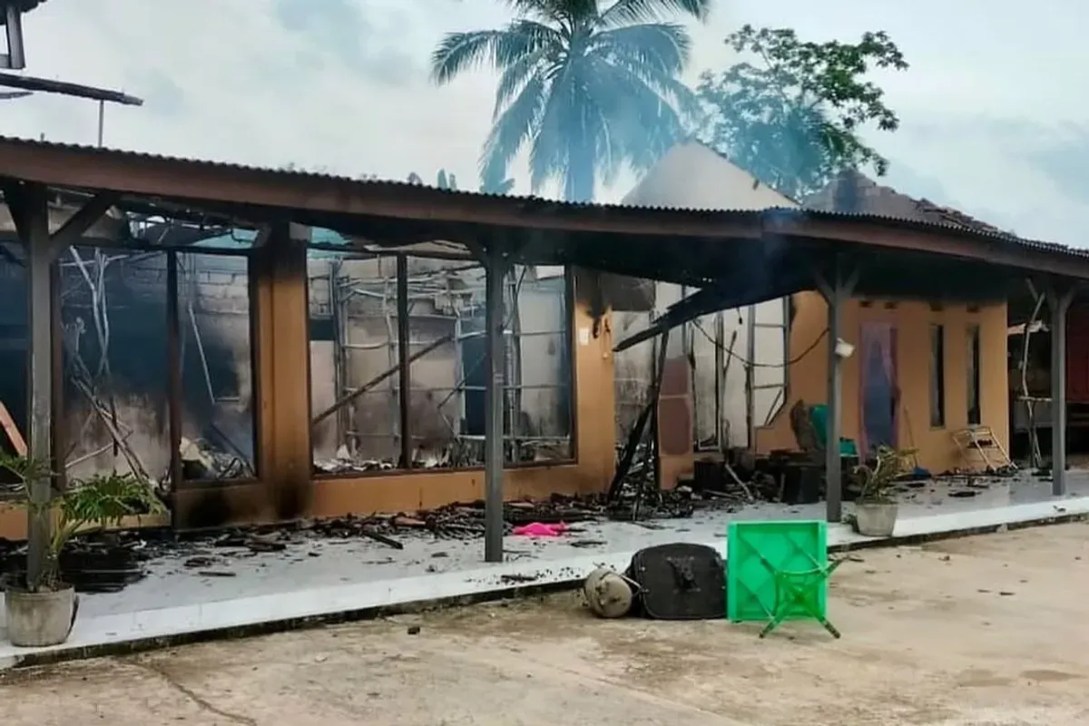 Viral Kades di Lampung Ketahuan Korupsi Bansos, Warga Beraksi Bakar Rumah dan Mobil Rubicon (Sumber: Instagram/fakta.indo)