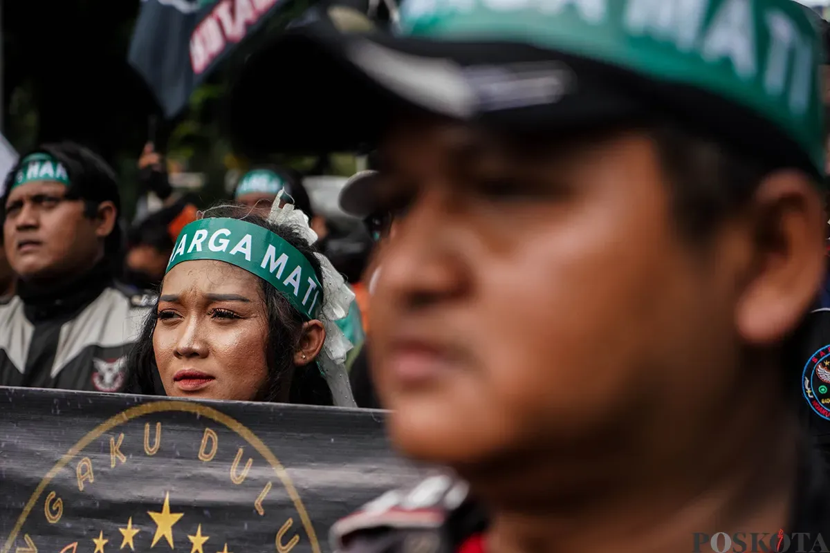 Ribuan pengemudi ojek online (ojol) menggelar aksi unjuk rasa di kawasan Patung Kuda, Jakarta, Selasa, 20 Mei 2025. (Sumber: Poskota/Bilal Nugraha Ginanjar)