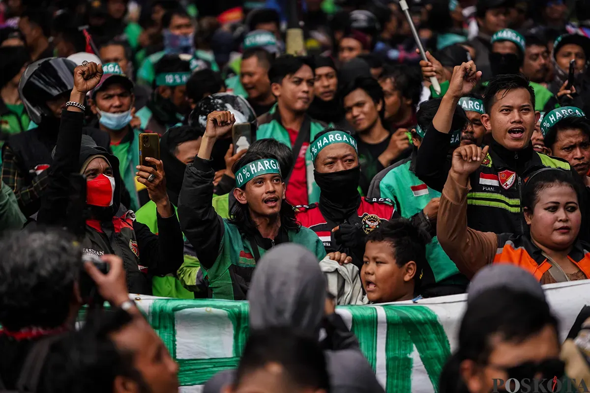 Ribuan pengemudi ojek online (ojol) menggelar aksi unjuk rasa di kawasan Patung Kuda, Jakarta, Selasa, 20 Mei 2025. (Sumber: Poskota/Bilal Nugraha Ginanjar)