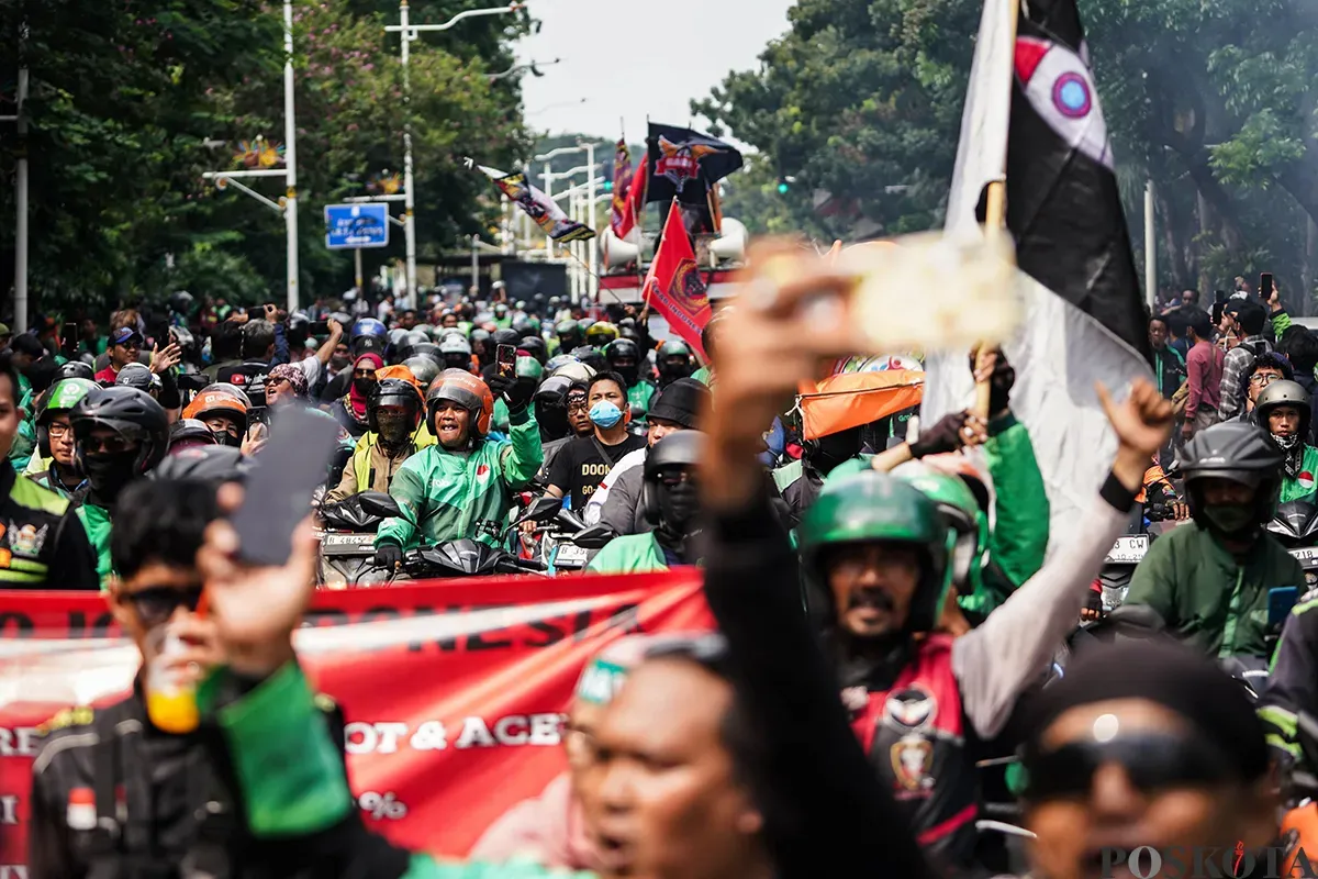 Ribuan pengemudi ojek online (ojol) menggelar aksi unjuk rasa di kawasan Patung Kuda, Jakarta, Selasa, 20 Mei 2025. (Sumber: Poskota/Bilal Nugraha Ginanjar)
