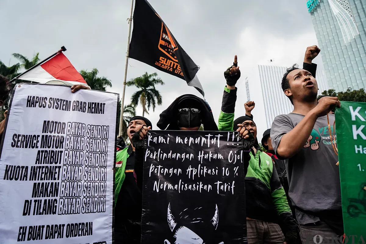 Ribuan pengemudi ojek online (ojol) menggelar aksi unjuk rasa di kawasan Patung Kuda, Jakarta, Selasa, 20 Mei 2025. (Sumber: Poskota/Bilal Nugraha Ginanjar)